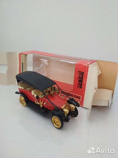 Модель автомобиля 1:43