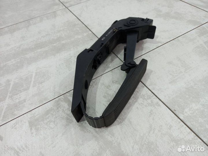 Педаль газа Mercedes S550 W221