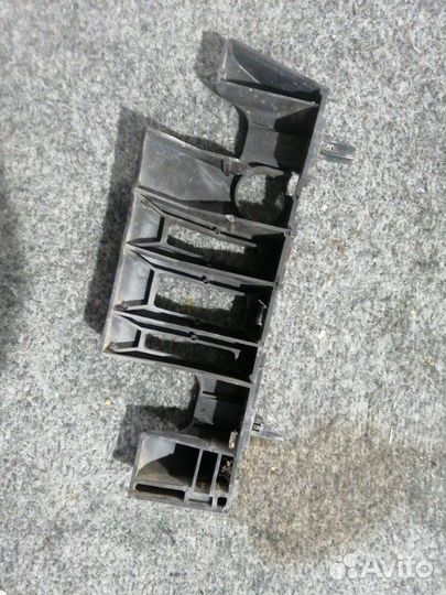 Крепление бампера переднее правое Toyota Alphard