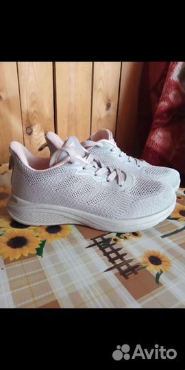 Кроссовки женские