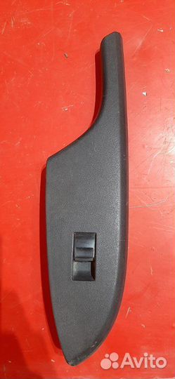 Накладка кнопки стеклоподъемника передняя правая