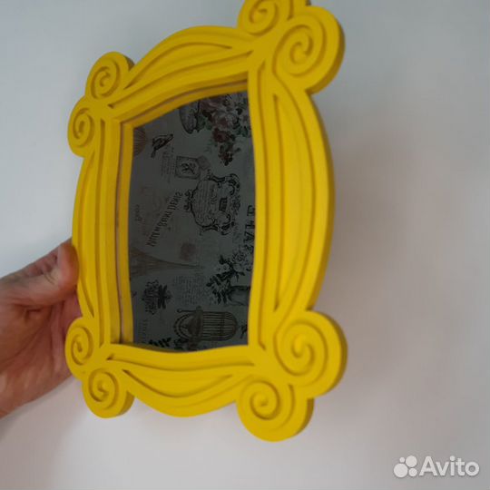 Зеркало в деревянной раме желтой