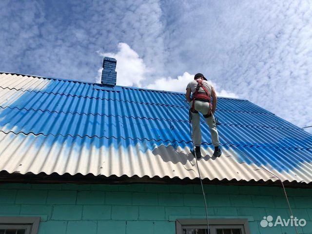 Покраска крыши дома