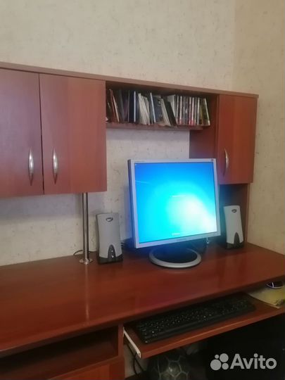 Компьютер и стол