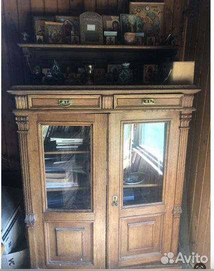 Два книжных дубовых шкафа и письменный стол