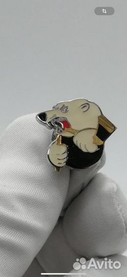 Значок и запонки с символикой команды 