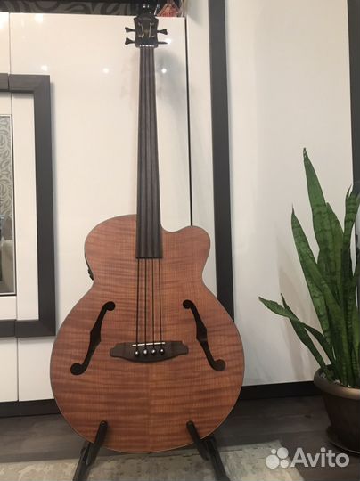 Электроакустическая безладовая бас гитара Aria