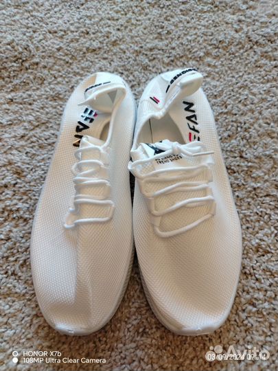 Кроссовки 42 размера (новые)