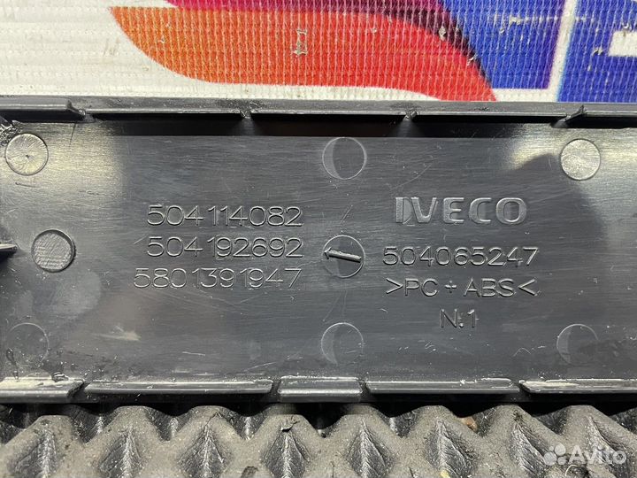 504065247 Заглушка панели приборов Iveco Stralis