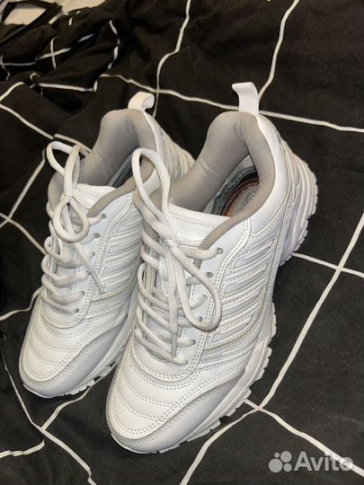 Продам кроссовки Bona