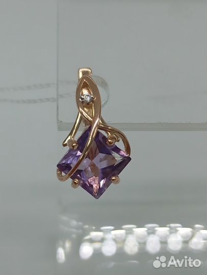 Золотые серьги с камнем