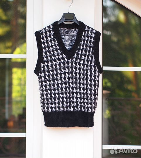 Женский жилет ручной работы