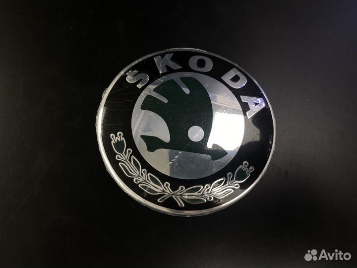 Шильдик Skoda на капот