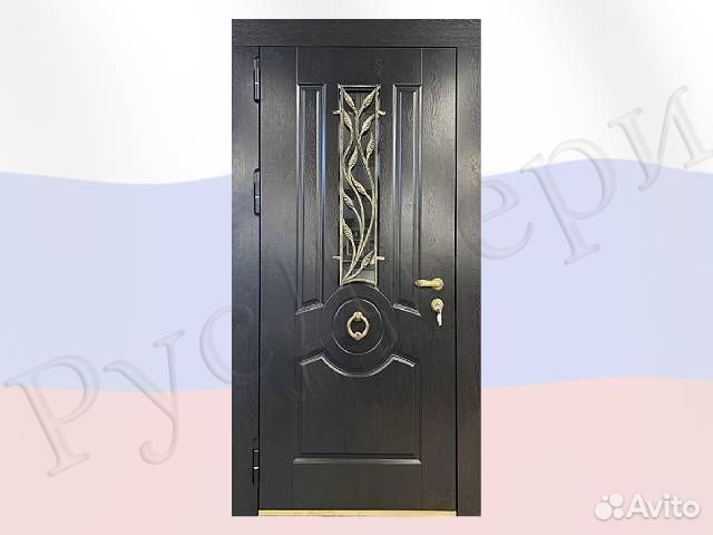 Классическая входная дверь с окном и ковкой
