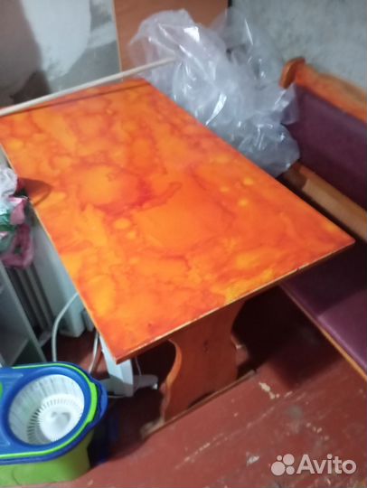 Стол и 2 диванчика