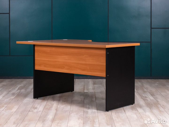 Угловой стол для персонала