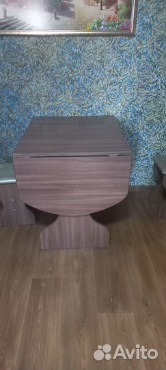 Продаётся уголок кухонный и стол