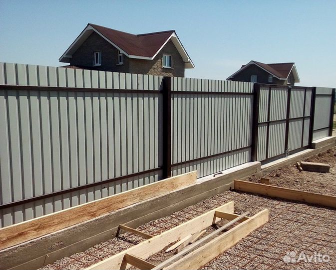 Заборы из профнастила и штакетника