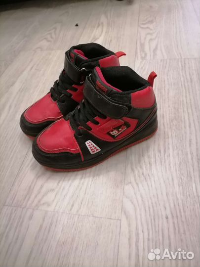 Двое кроссовок