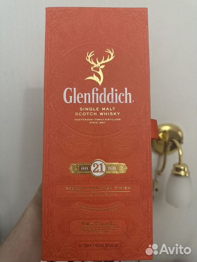 Пустая бутылка виски с коробкой