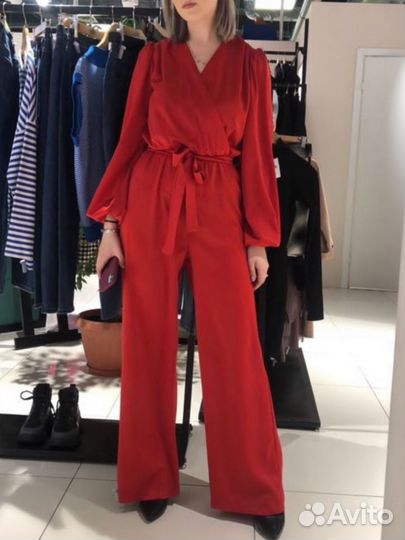 Красный атласный комбинезон