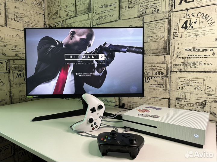 Xbox One S 1Tb / 2 геймпада и игры
