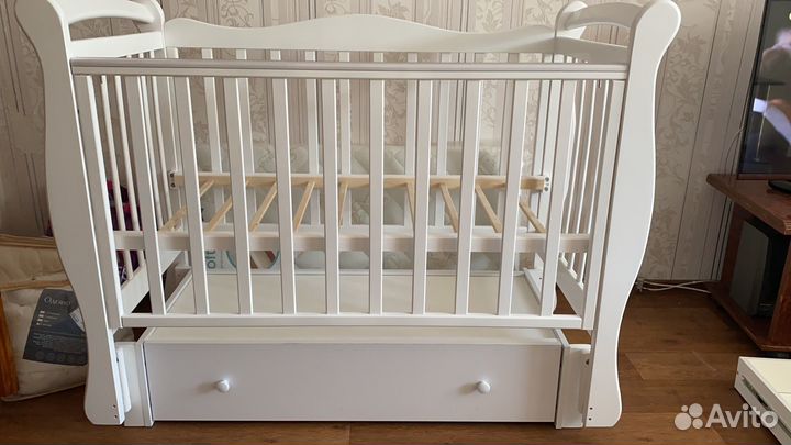 Детская кроватка с продольным маятником