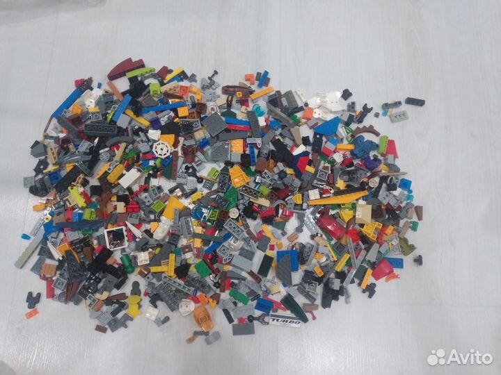 Lego россыпью в коробке 18 см х 18 см х 10 см