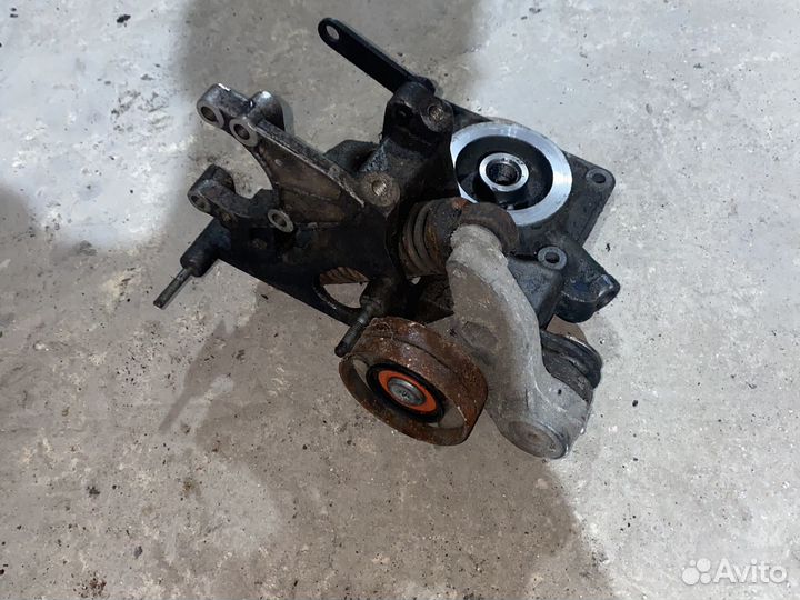 Кранштейн 059145169 Audi Skoda Passat 2.5tdi