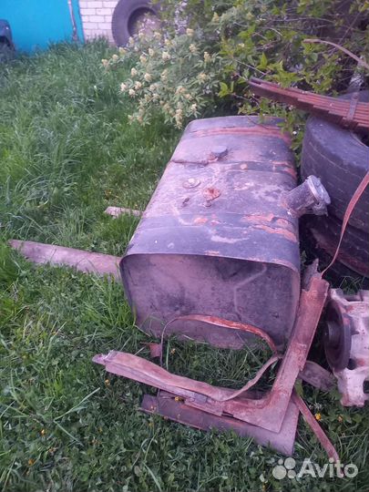 Бак с кронштейнами