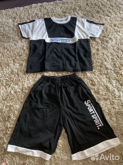 Костюм из шорт и футболки