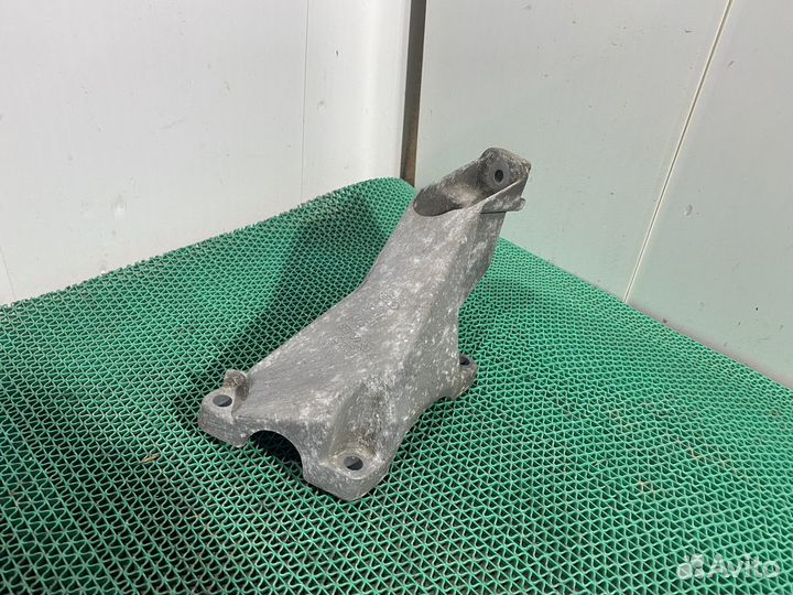 Кронштеин двигателя левый Audi A4 B6 ALT