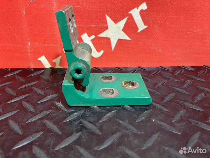 Петля двери левой