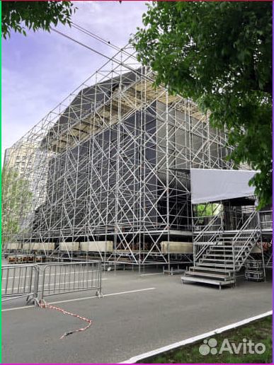 Строительные леса для подиумов и сцен Layher