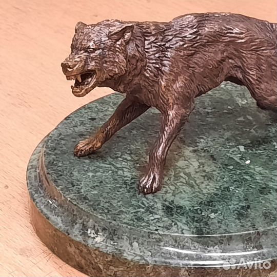 Бронзовая статуэтка волк