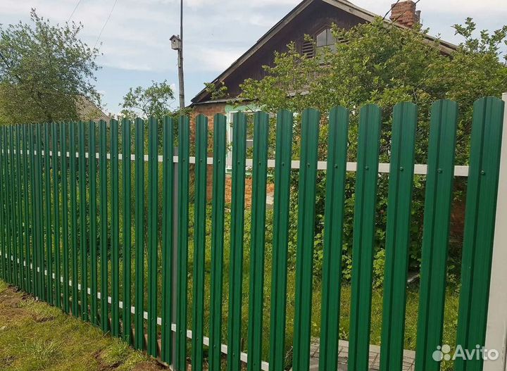 Забор металлический с металлическими столбами каче