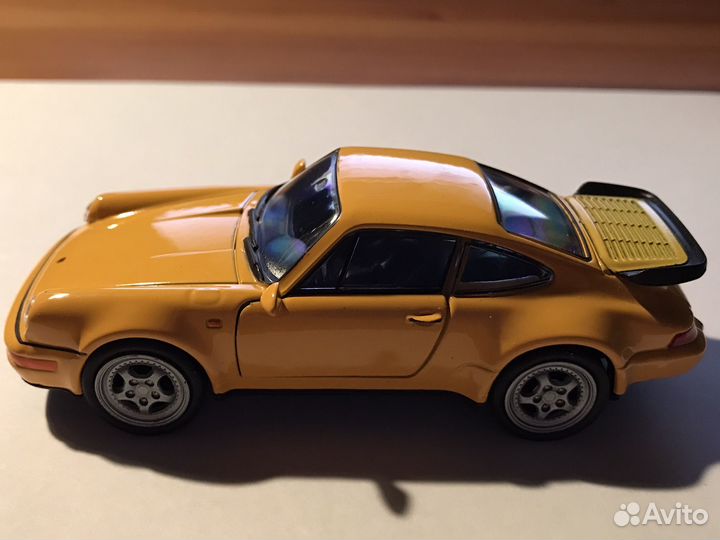 Модель автомобиля porsche 911 масштаб 1/43