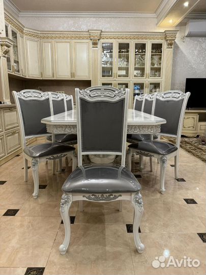 Кухонный стол и стулья новые