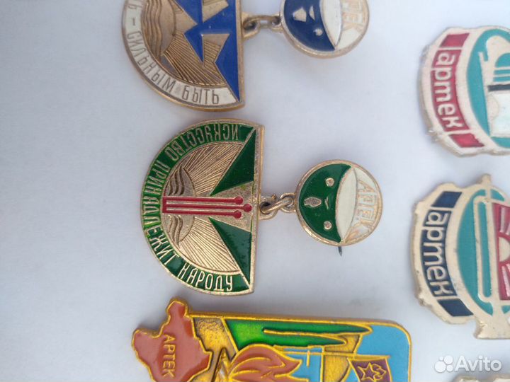 Значки Артек