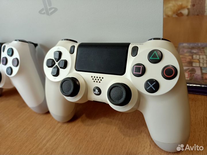 Ps4 slim 1тб. Много игр, два геймпада