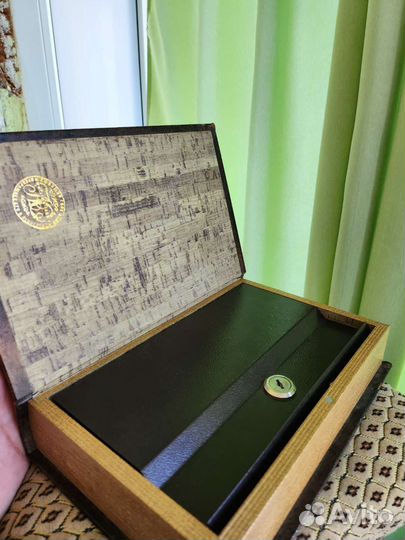 Шкатулка в виде книги под ключ