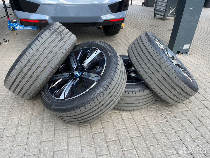 Оригинальные колеса в сборе на BMW iX