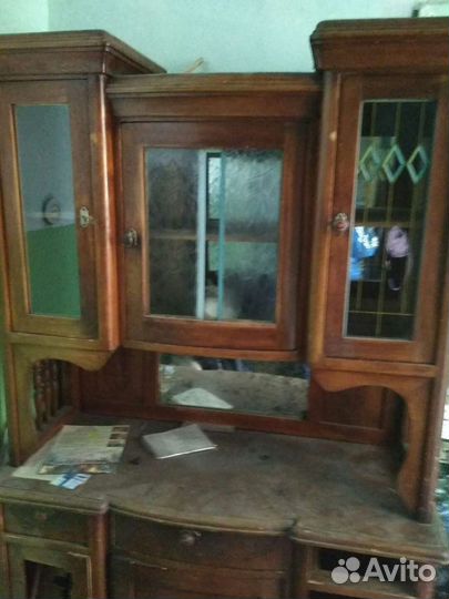 Старинный антикварный шкаф буфет