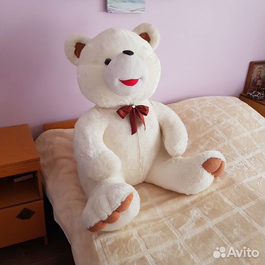 Большой плюшевый медведь