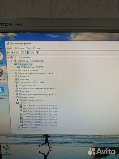 Игровой компьютер с монитором и клавиатурой