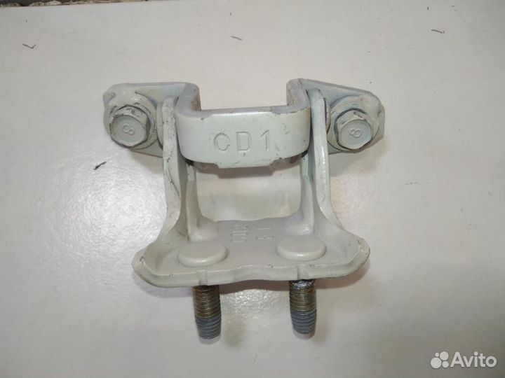 Петля двери задней правой верхняя Mitsubishi Grand