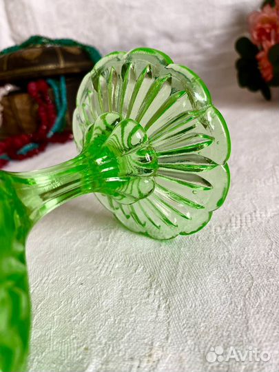 Ваза антикварная, урановое стекло