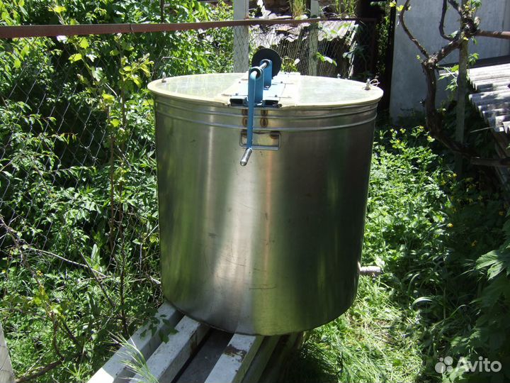 Медогонка из нержавейки на 16 рамок, ручная