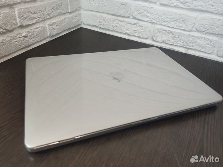 MacBook Pro 2016 Retina Core I7/16гб/Radeon Pro450