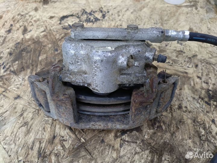 Передний левый тормозной суппорт Ваз Нива 21214
